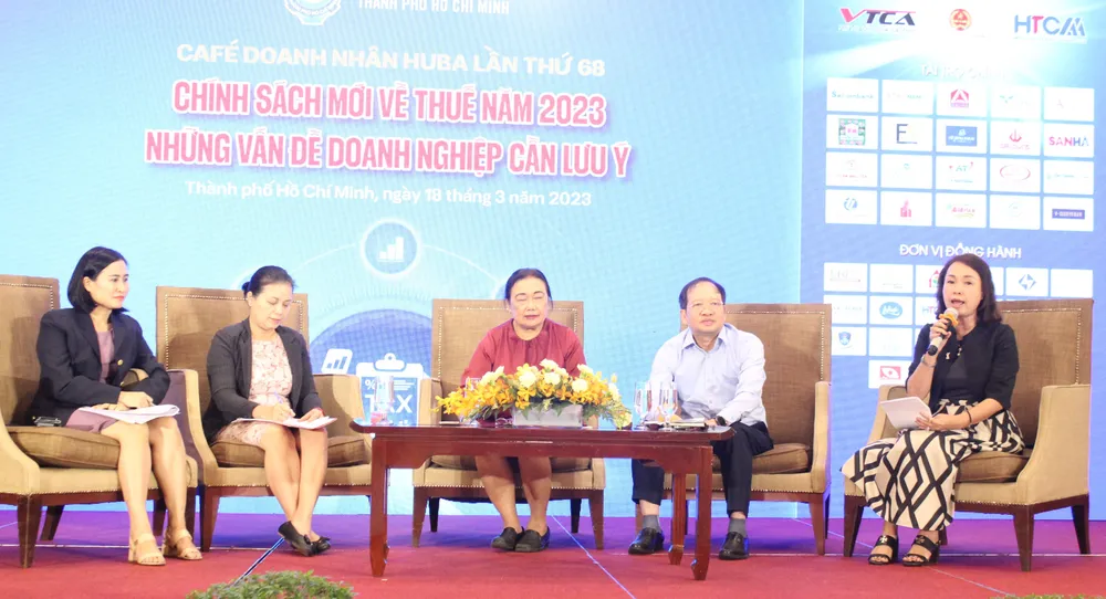 Các diễn giả cùng trao đổi, giải đáp câu hỏi của các doanh nghiệp. Ảnh: MAI HOA Các diễn giả cùng trao đổi, giải đáp câu hỏi của các doanh nghiệp. Ảnh: MAI HOA