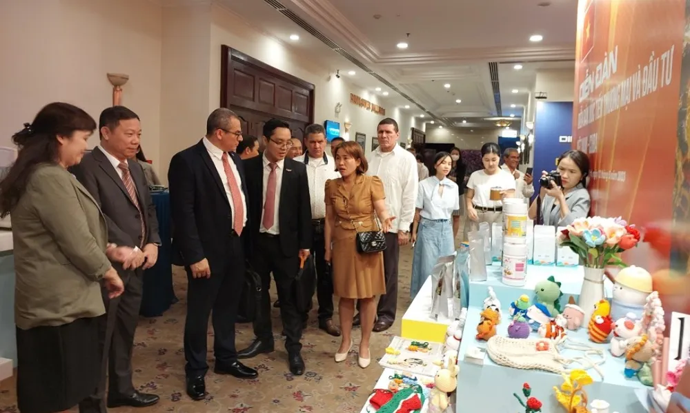 Lãnh đạo TPHCM và Cuba tham quan các gian hàng trưng bày tại diễn đàn. Ảnh: MAI HOA