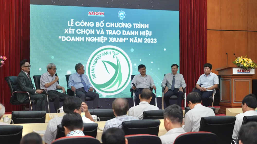 Đại diện ban tổ chức và các chuyên gia giao lưu tại buổi lễ. Ảnh: HOÀNG HÙNG