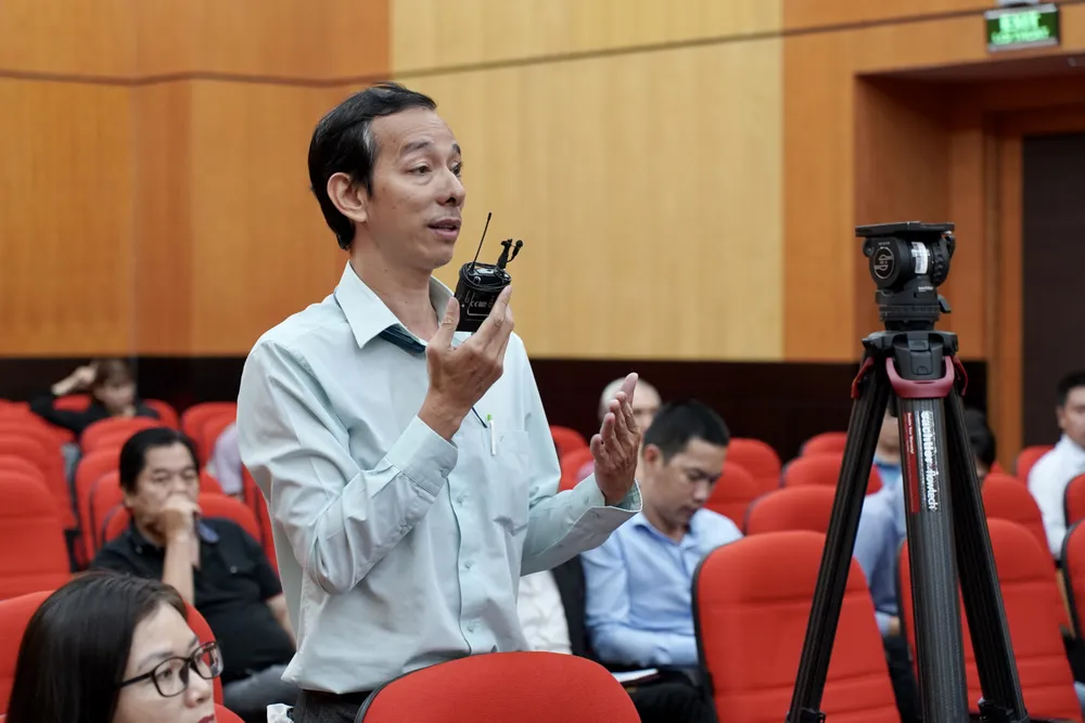 Đại diện doanh nghiệp đặt câu hỏi giao lưu. Ảnh: HOÀNG HÙNG