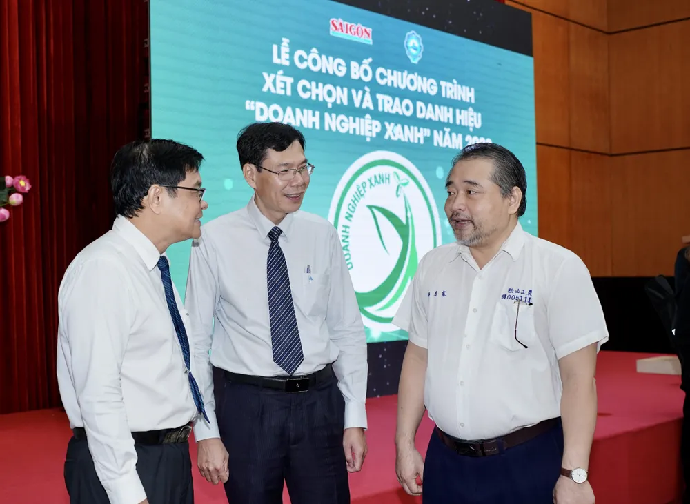 Ban tổ chức trao đổi với các đại biểu tại buổi lễ. Ảnh: HOÀNG HÙNG