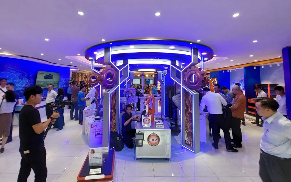 Triển lãm tại Showroom xuất khẩu, 92-96 Nguyễn Huệ. Ảnh: MAI HOA Triển lãm tại Showroom xuất khẩu, 92-96 Nguyễn Huệ. Ảnh: MAI HOA