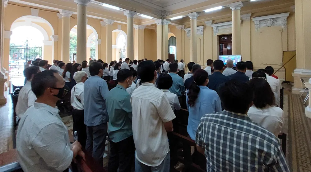 Lượng người dự phiên tòa quá đông, TAND TPHCM sắp xếp ngồi tại sảnh và hai phòng xét xử. Ảnh: M.H