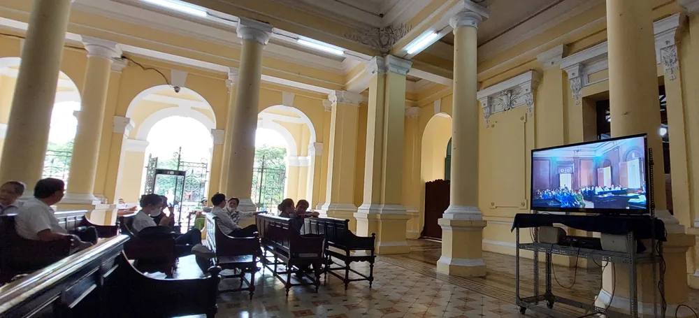 Theo dõi phiên tòa qua màn hình sáng 7-6. Ảnh: M.HOA
