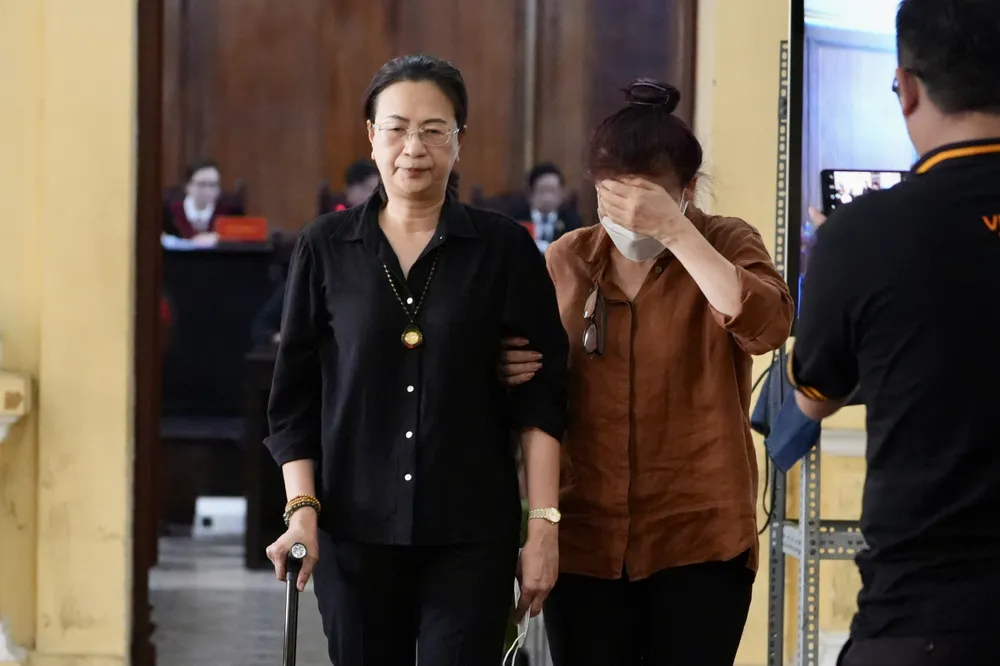 Bị cáo Nguyễn Thị Bích Hạnh, cựu Phó Cục trưởng Cục Thuế TPHCM phải chống gậy tới dự phiên tòa. Ảnh: HỮU HẠNH