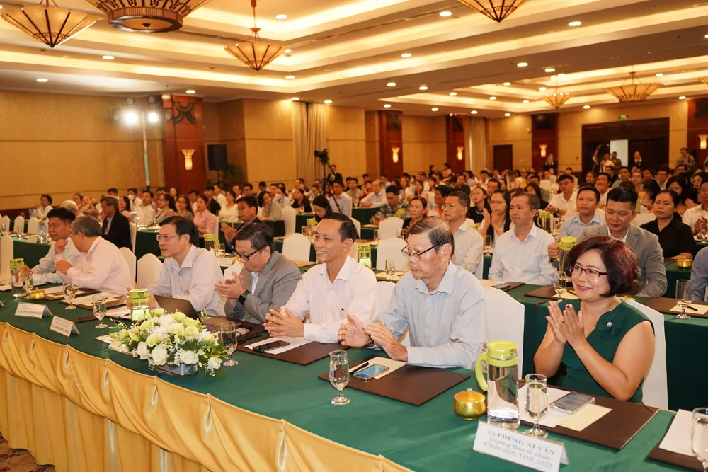 Diễn đàn có sự tham gia của hơn 300 đại biểu. Ảnh HOÀNG HÙNG