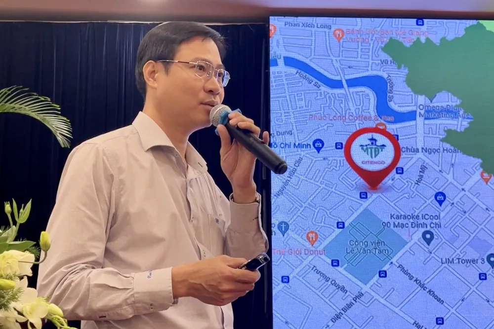 Ông Phan Hồng Thái trình bày giải pháp xử lý chất thải cho doanh nghiệp tại diễn đàn. Ảnh HOÀNG HÙNG