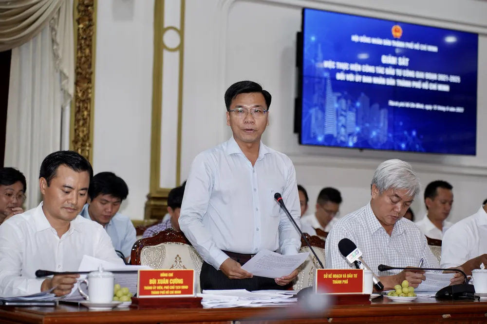 Phó Giám đốc Sở KH-ĐT Phạm Trung Kiên báo cáo trước đoàn giám sát. Ảnh: HOÀNG HÙNG