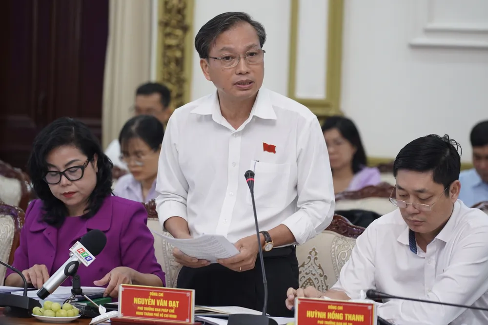 ĐB Nguyễn Văn Đạt đặt câu hỏi tại buổi giám sát. Ảnh: HOÀNG HÙNG