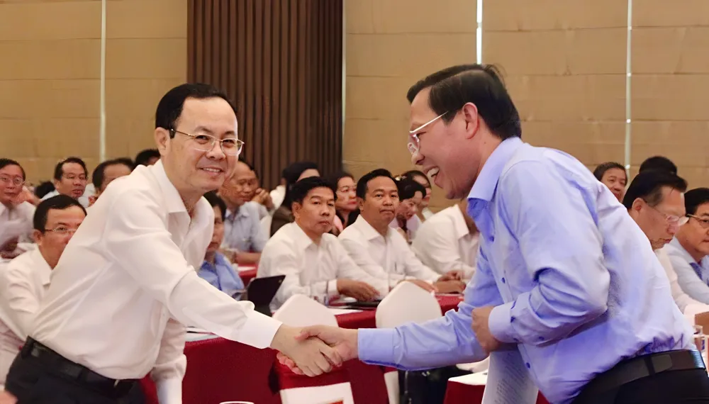 Chủ tịch UBND TPHCM Phan Văn Mãi và Bí thư Thành ủy TP Cần Thơ Nguyễn Văn Hiếu. Ảnh: MAI HOA Chủ tịch UBND TPHCM Phan Văn Mãi và Bí thư Thành ủy TP Cần Thơ Nguyễn Văn Hiếu. Ảnh: MAI HOA