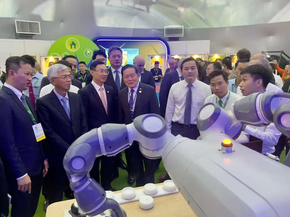 Tham quan các gian hàng trưng bày tại triển lãm. Ảnh: HOÀNG HÙNG