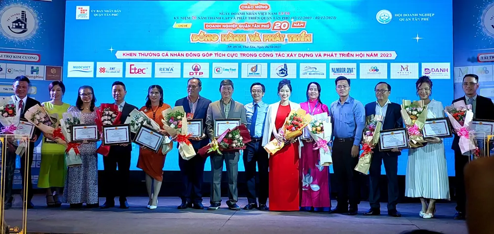 UBND quận Tân Phú khen thưởng 25 cá nhân có đóng góp lớn cho sự phát triển của quận. Ảnh MAI HOA