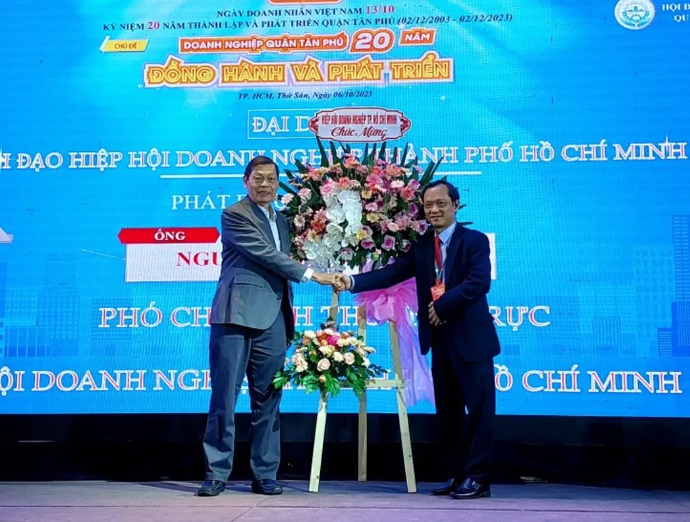 Đại diện Hiệp hội Doanh nghiệp TPHCM tặng hoa chúc mừng buổi lễ