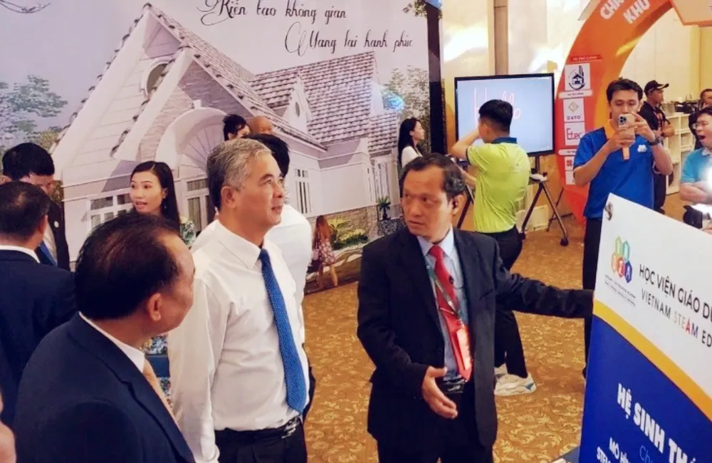 Phó Chủ tịch UBND TPHCM Ngô Minh Châu tham quan các gian hàng. Ảnh: M.HOA