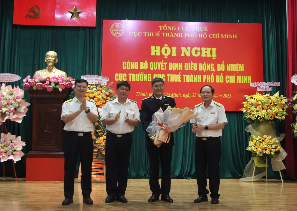 Tân Cục trưởng nhận hoa chúc mừng. Ảnh: MAI HOA Tân Cục trưởng nhận hoa chúc mừng. Ảnh: MAI HOA