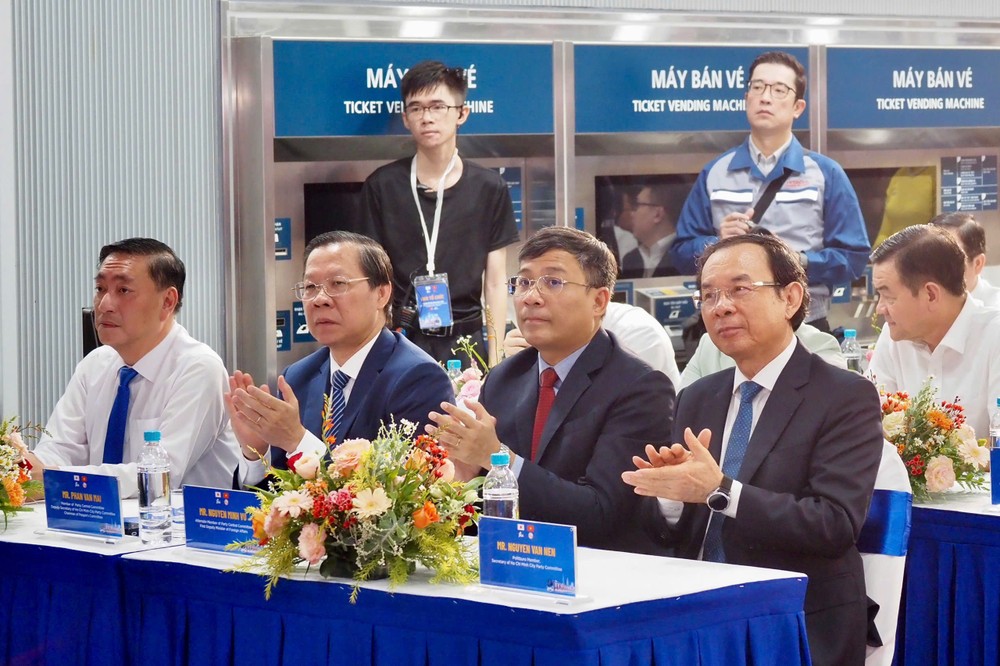 Secretary of Ho Chi Minh City Party Committee Nguyen Van Nen (R) and Chairman of Ho Chi Minh City People's Committee Phan Van Mai (2nd, L) at the ceremony (Photo: SGGP)