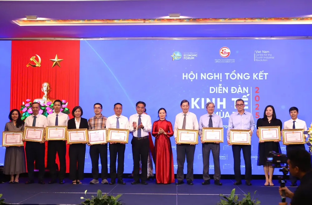 Dịp này, có 19 tập thể, 71 cá nhân nhận bằng khen của Chủ tịch UBND TPHCM. Ảnh: HOÀNG HÙNG