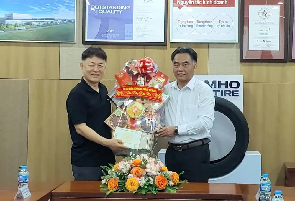 Phó Chủ tịch Thường trực UBND TPHCM Nguyễn Lộc Hà (bên phải) thăm, chúc tết Công ty Lốp Kumho Việt Nam
