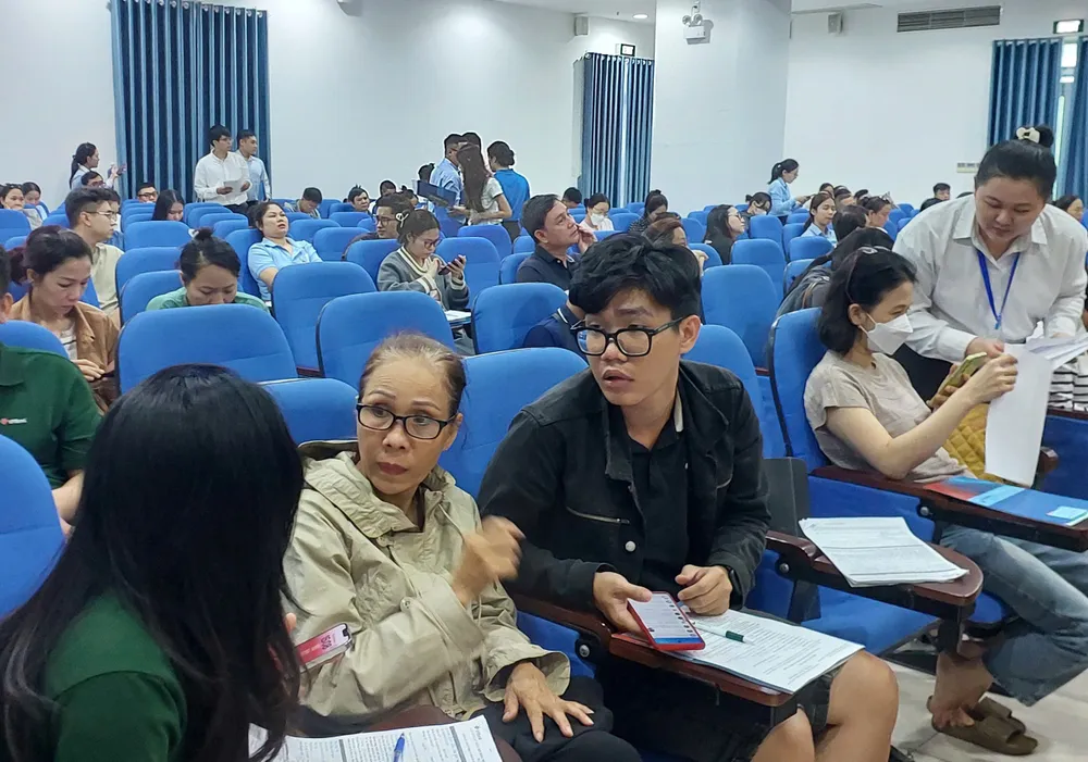 Hộ, cá nhân kinh doanh phường Phú Nhuận được hướng dẫn kê khai thuế theo quy định mới. Ảnh: M.HOA