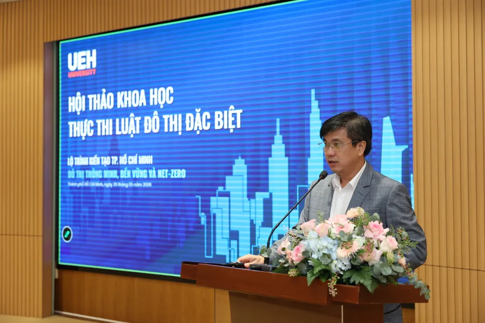 PGS.TS. Bùi Quang Hùng - Giám đốc UEH phát biểu đề dẫn.JPG