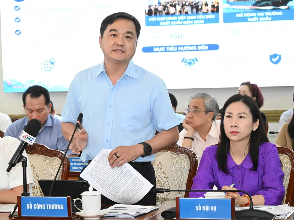 Giám đốc Sở Công thương Bùi Tá Hoàng Vũ phát biểu tại phiên họp. Ảnh: VIỆT DŨNG