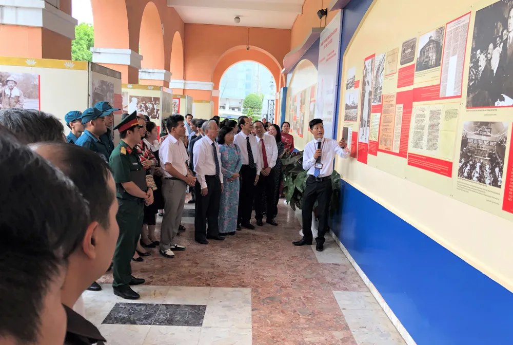 Khai mạc 2 chuyên đề “Hồ Chí Minh - Những nét phác họa chân dung” và “Những tấm gương bình dị mà cao quý” ảnh 1