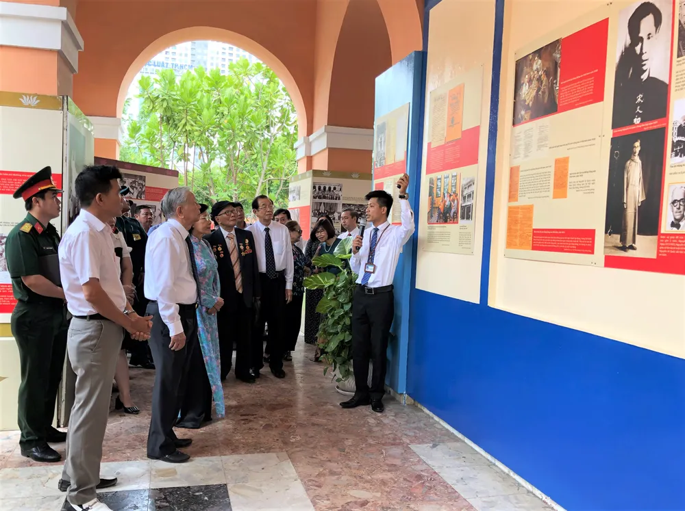 Khai mạc 2 chuyên đề “Hồ Chí Minh - Những nét phác họa chân dung” và “Những tấm gương bình dị mà cao quý” ảnh 2