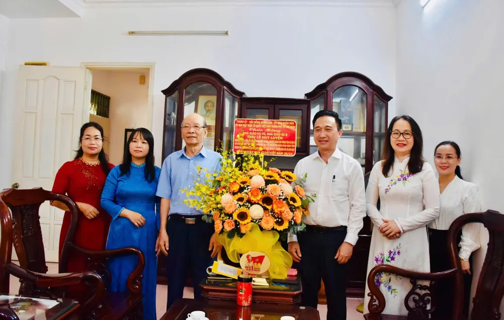 Phó Bí thư Thành ủy TPHCM Đặng Minh Thông thăm, chúc mừng NGƯT Lê Huy Luyện