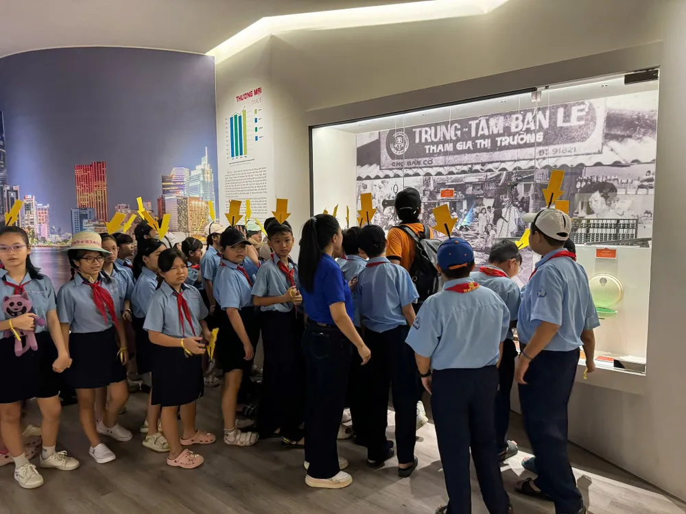 Học sinh tham quan Bảo tàng TPHCM