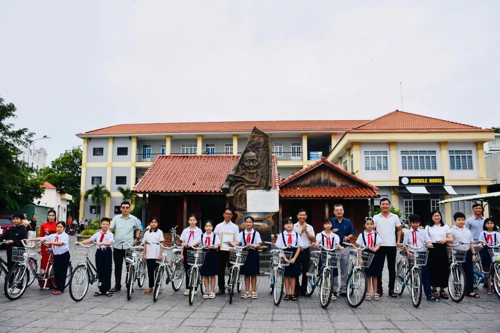 34 chiếc xe đạp được trao cho các em học sinh có hoàn cảnh khó khăn