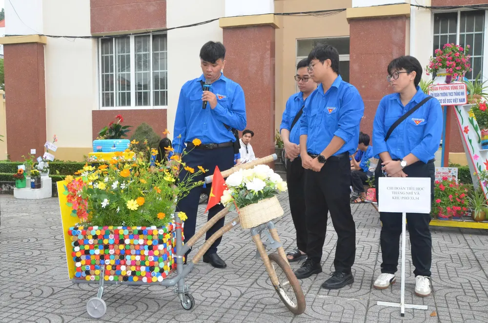 Thuyết trình sản phẩm được làm từ vật liệu tái chế