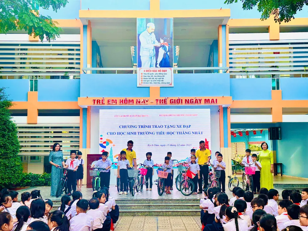 Trao xe đạp cho học sinh nghèo Trường Tiểu học Thắng Nhất