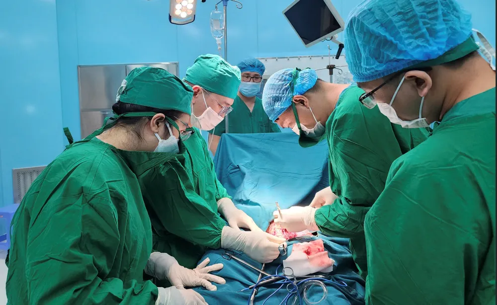 Các bác sĩ tiến hành phẫu thuật cứu sống bệnh nhân.