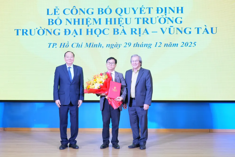 Hội đồng trường trao quyết định cho PGS-TS Nguyễn Bá Hoàng