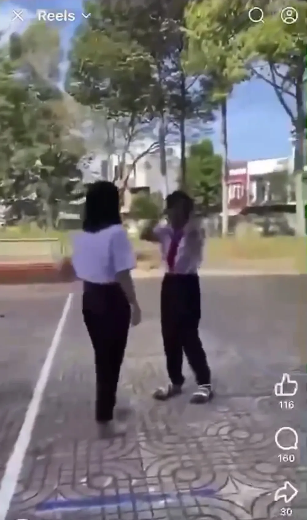 Hình ảnh vụ việc cắt từ clip lan truyền trên mạng xã hội.