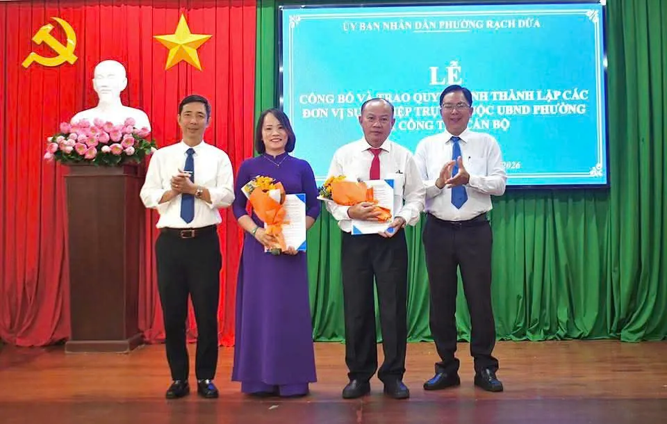 UBND phường Rạch Dừa trao các quyết định về công tác cán bộ.