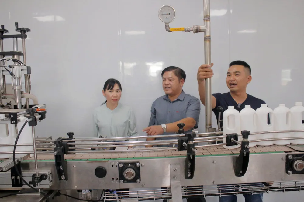 Chi cục Phát triển Nông thôn trao máy móc, thiết bị cho Hợp tác xã Đá Bạc Xanh.