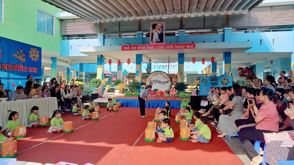 Các đại biểu dự hoạt động giáo dục trong chuyên đề