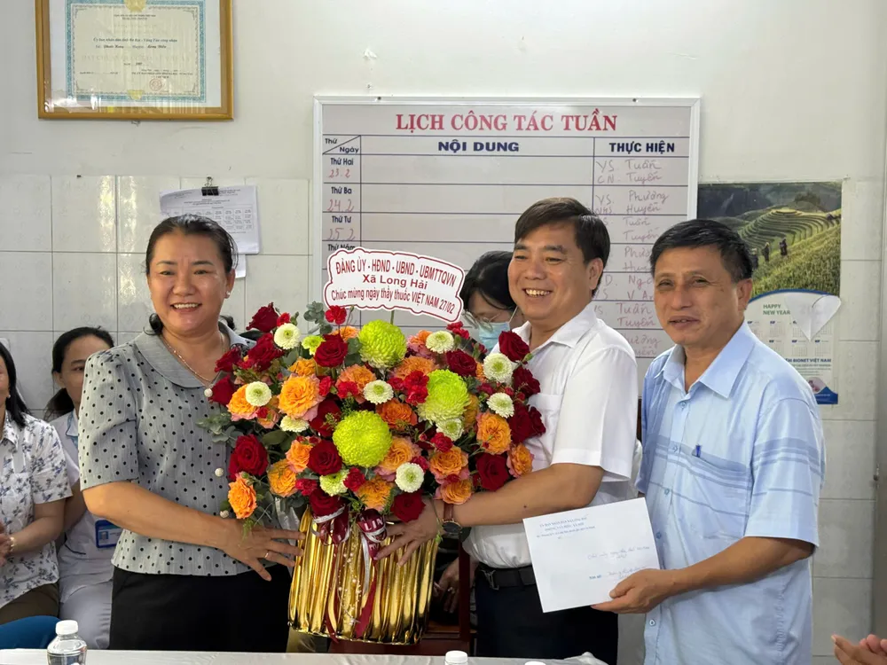 Đoàn thăm, chúc mừng đội ngũ cán bộ, y bác sĩ, nhân viên Trạm Y tế xã Long Hải.