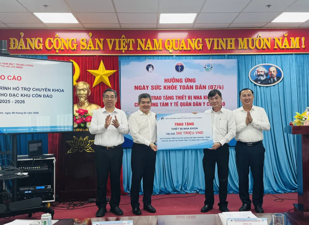Bệnh viện Răng hàm mặt Trung ương TPHCM trao tặng thiết bị nha khoa trị giá 300 triệu đồng cho Trung tâm y tế quân dân y Côn Đảo