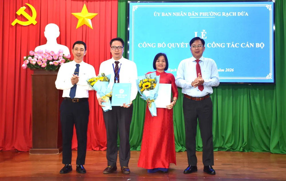 Lãnh đạo UBND phường Rạch Dừa trao quyết định bổ nhiệm Hiệu trưởng cho ông Đào Vĩnh Bộ và bà Điêu Thị Hường.