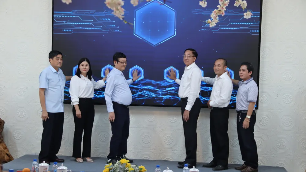 Các đại biểu thực hiện nghi thức phát động Tháng An toàn Vệ sinh lao động.