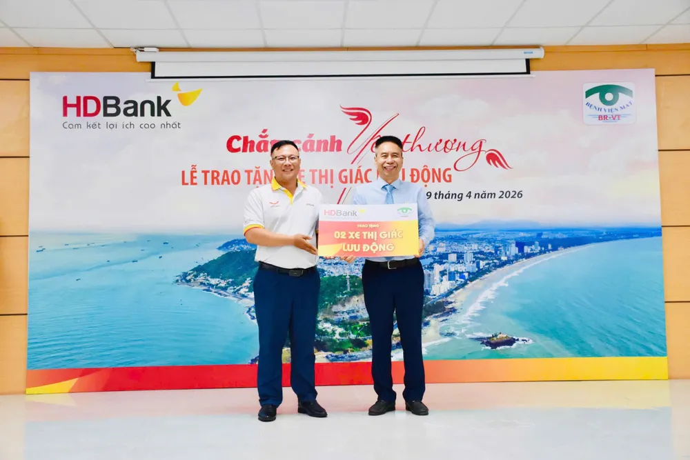 Ông Trần Kiên Nghị, Giám đốc HDBank Vũng Tàu trao tặng 2 "xe thị giác lưu động" cho Bệnh viện Mắt Bà Rịa - Vũng Tàu.