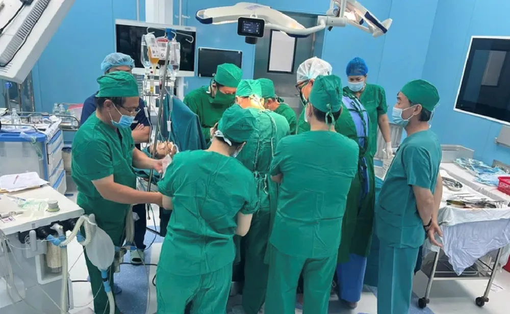 Các bác sĩ luân phiên công tác tại Côn Đảo đã thực hiện ca phẫu thuật phức tạp trong điều kiện còn nhiều khó khăn.