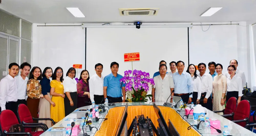 Đoàn công tác do đồng chí Lê Văn Minh, Thành ủy viên, Phó Trưởng Ban Thường trực Ban Tuyên giáo và Dân vận Thành ủy TPHCM làm trưởng đoàn thăm, chúc mừng Công ty Cổ phần KHCN Việt Nam BUSADCO.