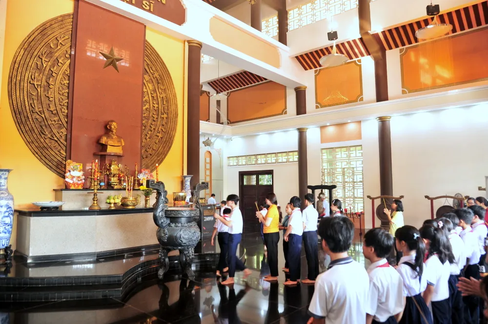 Đại biểu và các em học sinh dâng hương tưởng nhớ Chủ tịch Hồ Chí Minh và các anh hùng liệt sĩ tại Đền thờ Liệt sĩ Vũng Tàu
