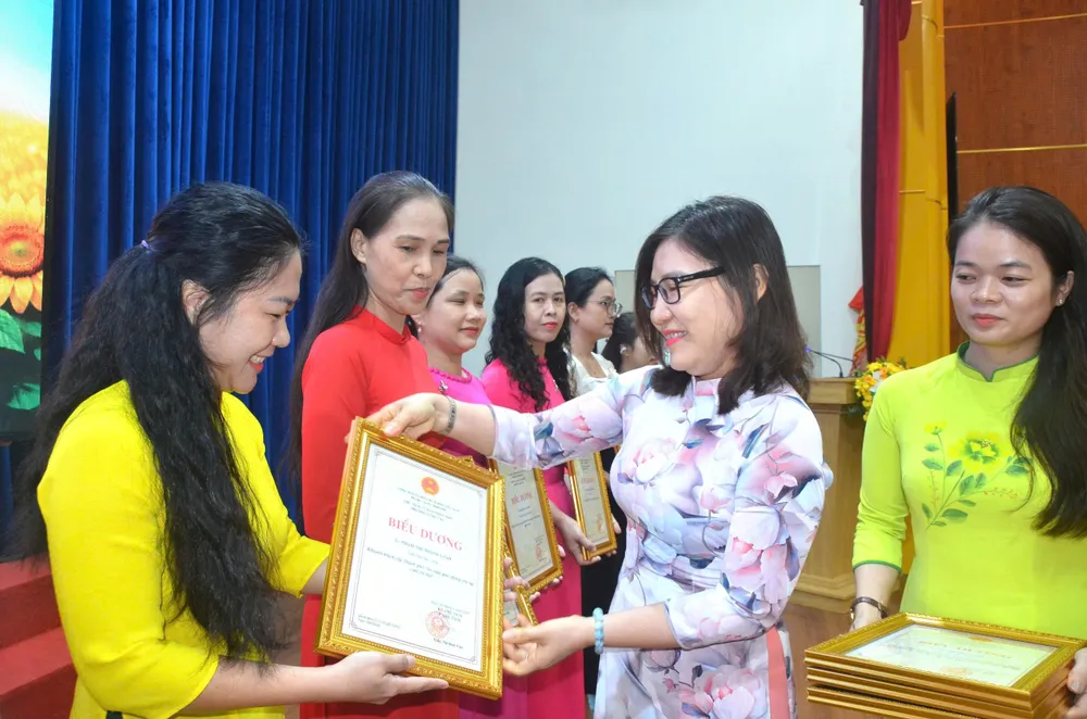 Lãnh đạo phường Vũng Tàu vinh danh giáo viên đạt thành tích xuất sắc trong công tác