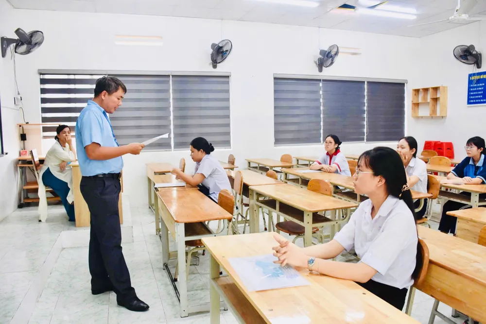 Thí sinh làm thủ tục dự thi tại điểm thi THCS Nguyễn An Ninh (phường Tam Thắng).