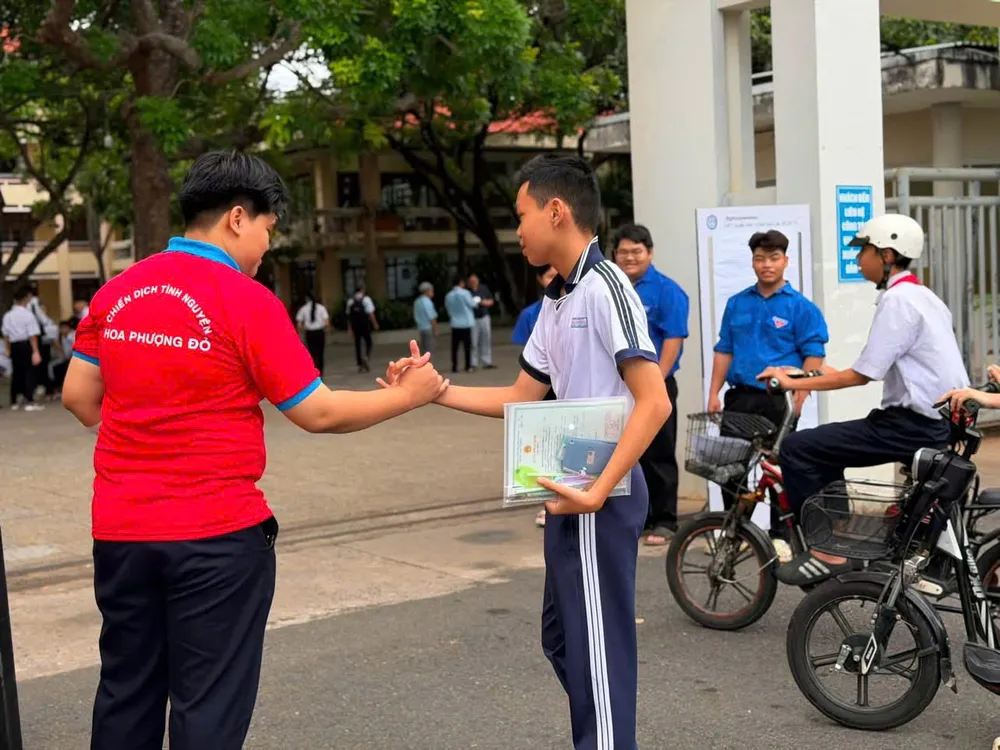 Nhiều lực lượng tham gia hỗ trợ kỳ thi chính là hậu phương vững chắc giúp các sĩ tử vượt vũ môn.
