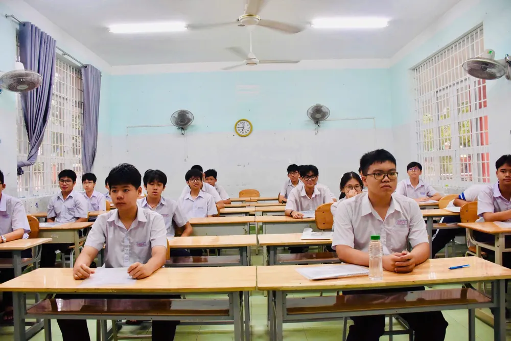 Thí sinh dự thi môn Ngữ Văn sáng 1-6.